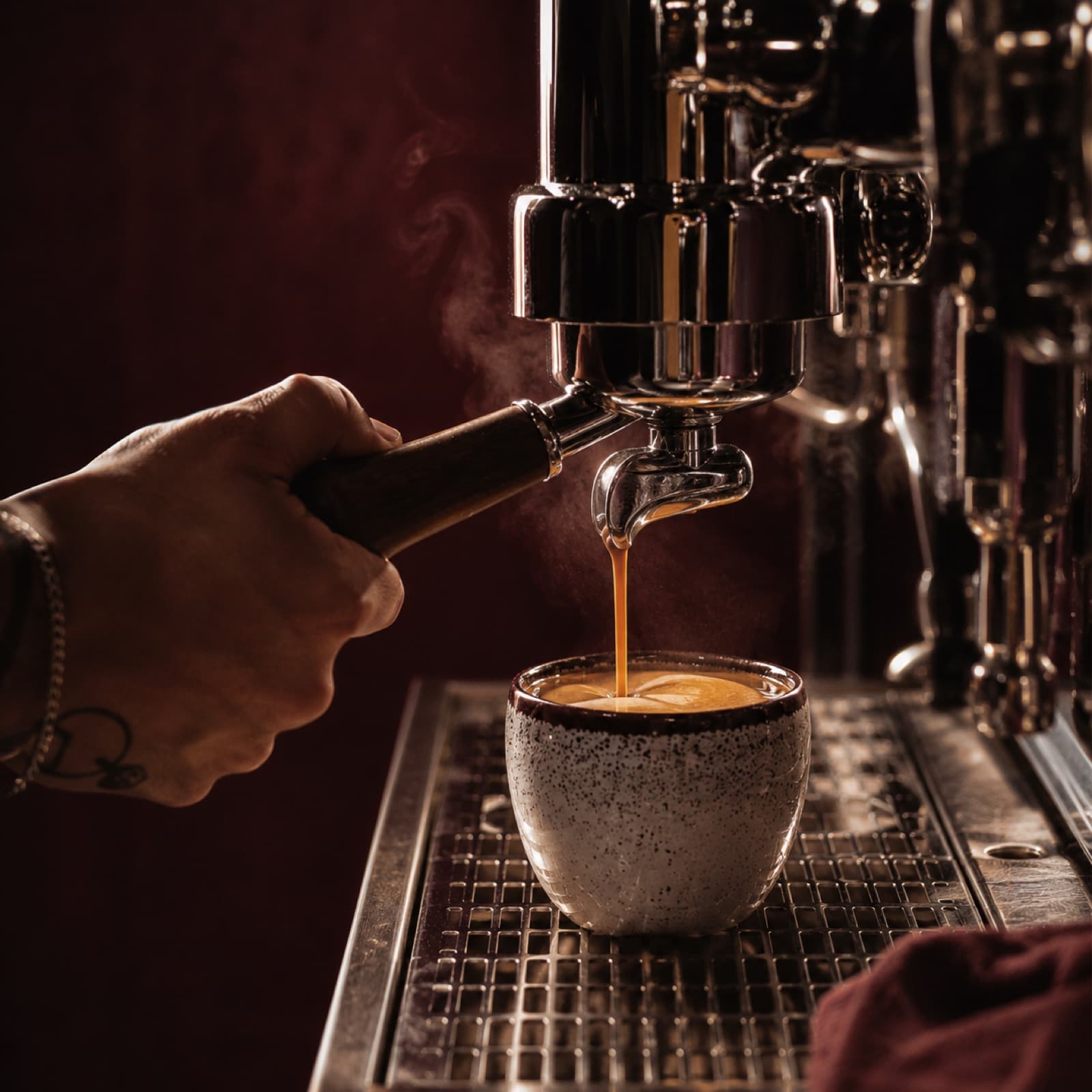 Barista extrayendo un espresso en la máquina