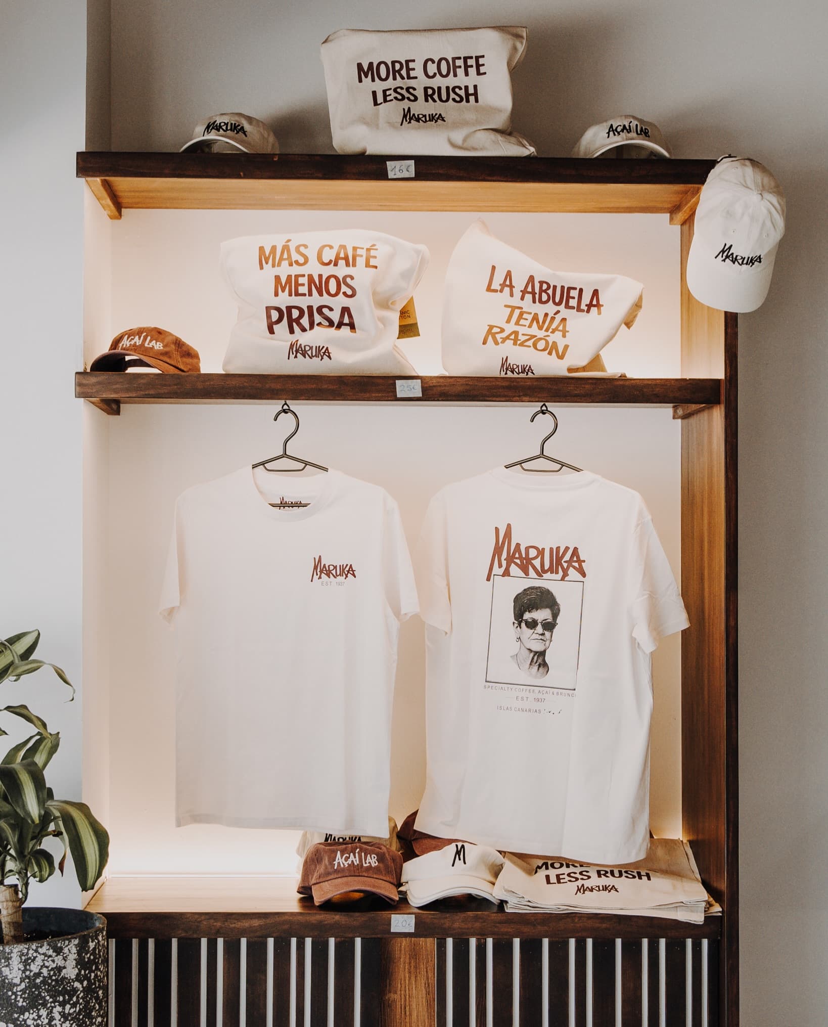 Estantería del local con las camisetas y las gorras de Maruka